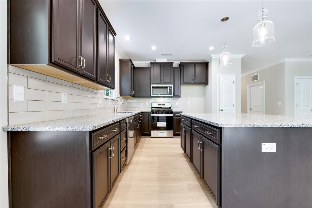 https://assets.windsorhomes.us/img/MVG_lot 17_Cary A_1967_Meadowview_Dr_kitchen.jpg